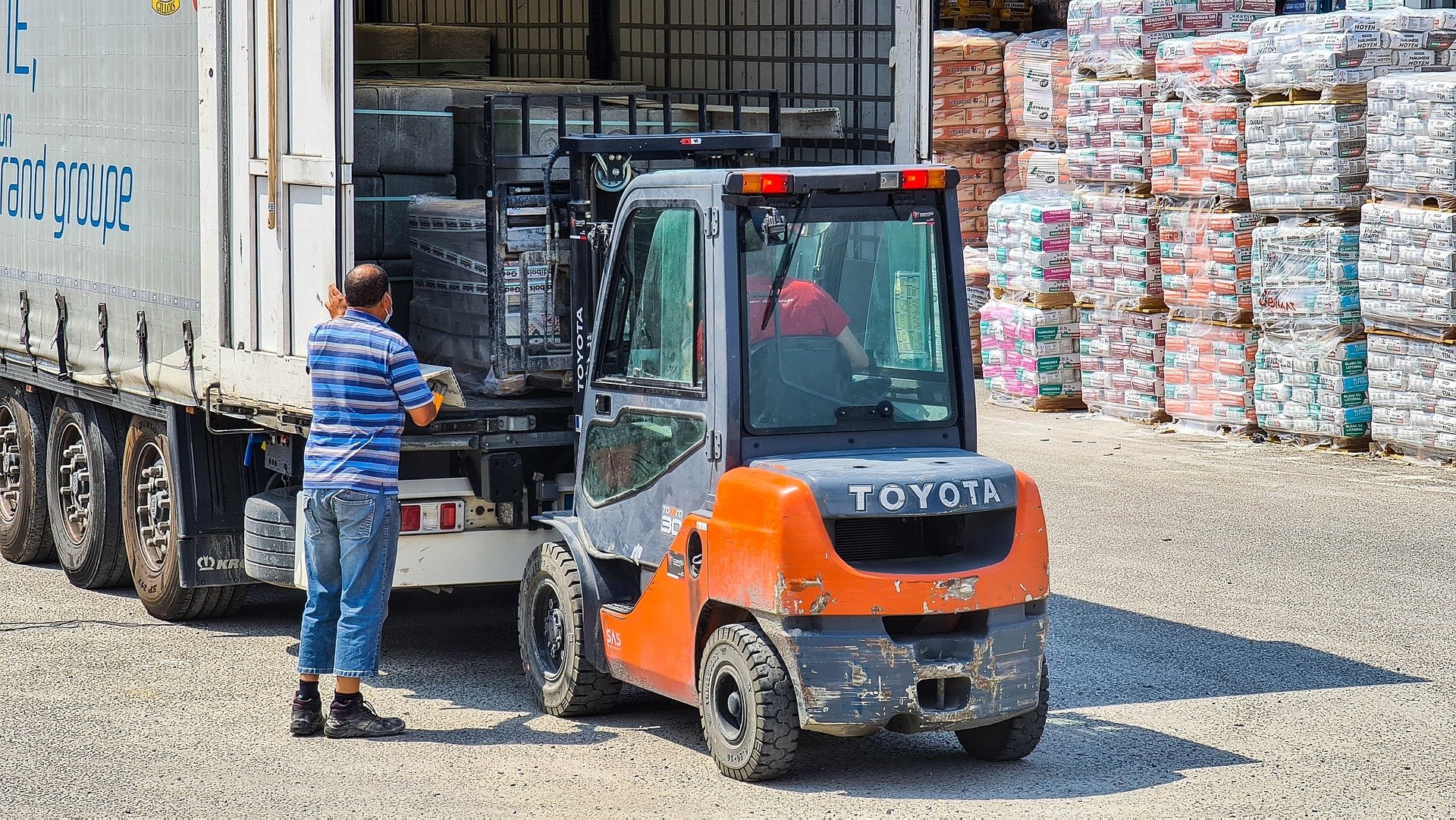 Şantiye Mobilizasyonu: Forklift İle Konteyner ve Ağır Yük Taşıma