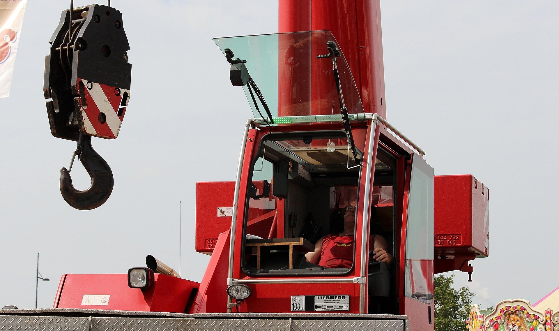 Yükseklerde Güvenli Çalışma: Manlift (Sepetli Vinç) Kullanım Alanları